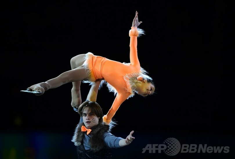 フィギュアスケートのエキシビションで選手が華麗な演技、ソチ五輪