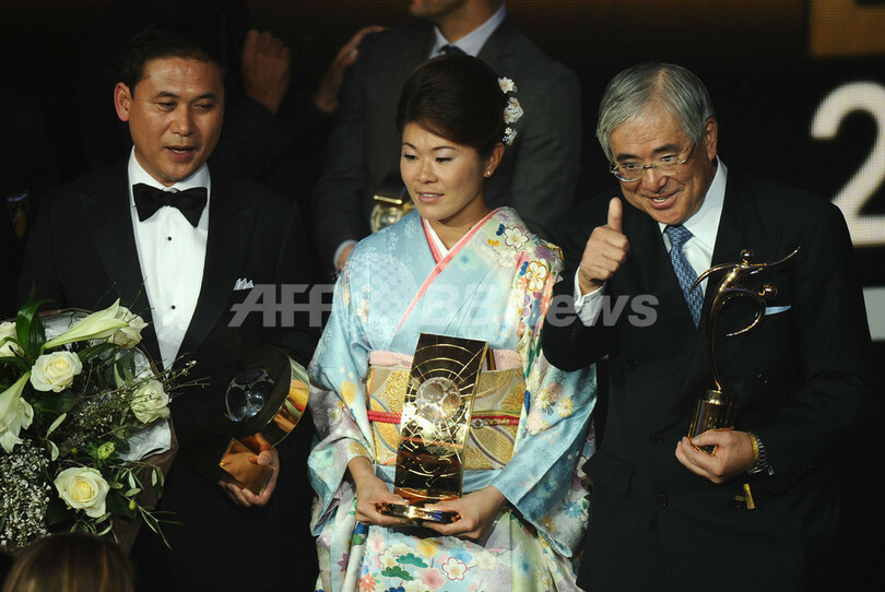 澤が女子世界年間最優秀選手「FIFAバロンドール」を受賞
