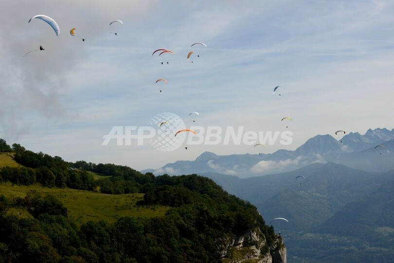 大空を舞う仮装パラグライダーたち、仏南東部で「イカロス杯」