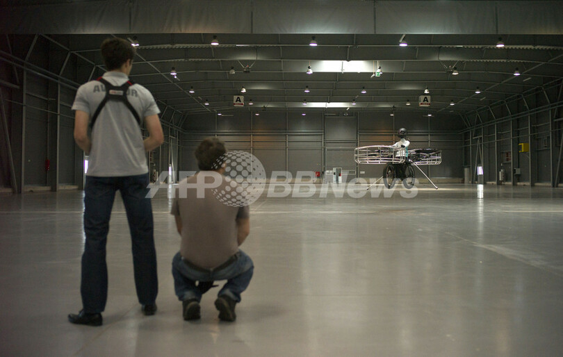 「空飛ぶ電動自転車」登場、チェコ