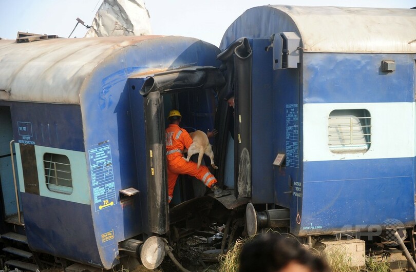 インド列車脱線事故、死者120人に 生存者の捜索続く