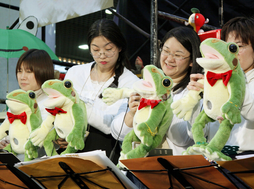 川崎で「楽器のない音楽会」、カエル型電子楽器も登場