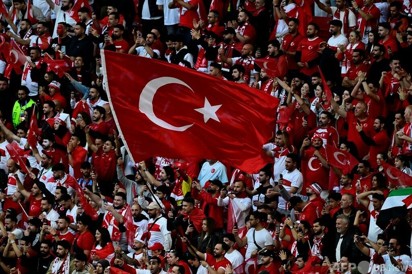 「赤・白で三日月と星」 国旗取り違えで4人逮捕 チュニジア