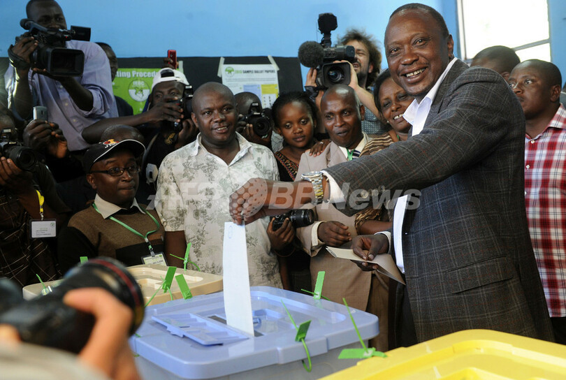 ケニア大統領選、ケニヤッタ氏が「勝利」 選管発表