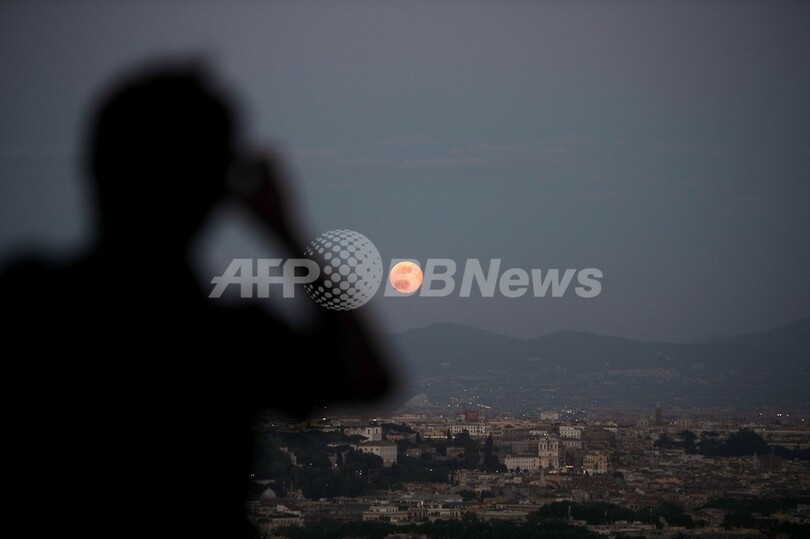 「スーパームーン」、世界各地で神秘的風景