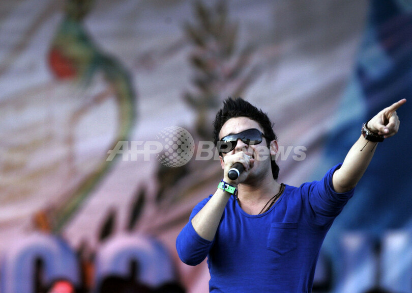 テレビシリーズ「ラテン・アメリカン・アイドル」優勝者カルロス・ペナがパフォーマンスを披露