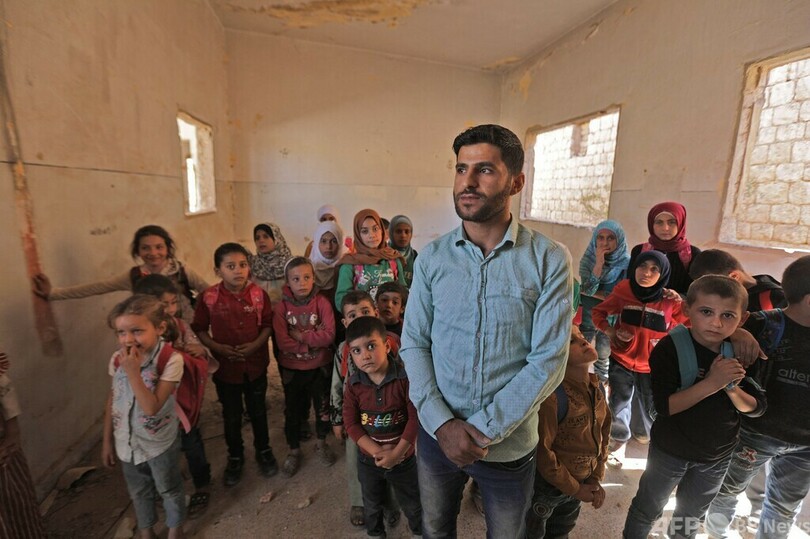 シリア前線の町で学校再開 机や椅子のない教室で学ぶ子どもたち