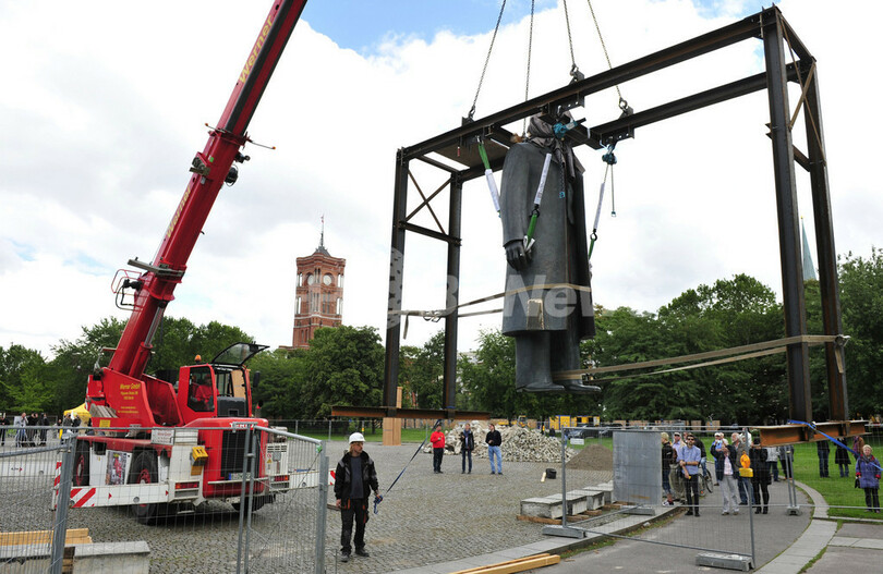 旧東独の象徴マルクス・エンゲルス像、地下鉄拡張で「西向き」に