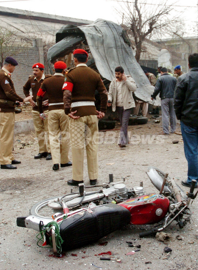 軍のミニバスに自爆攻撃、5人が死亡　パキスタン