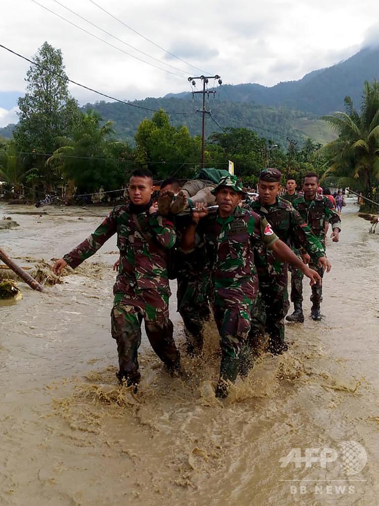 インドネシア鉄砲水、がれきから乳児救出 死者は79人に