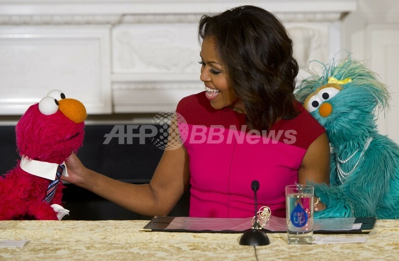 ミシェル夫人、セサミストリートの人気者たちと青果物をアピール