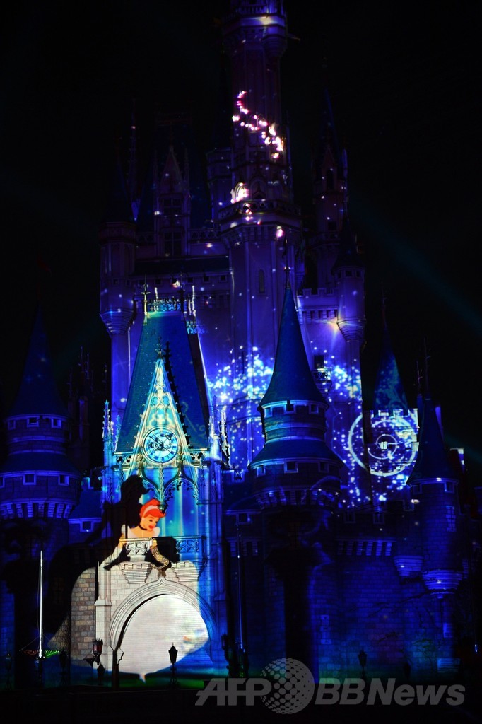 シンデレラ城にディズニーキャラが踊る「ワンス・アポン・ア・タイム」