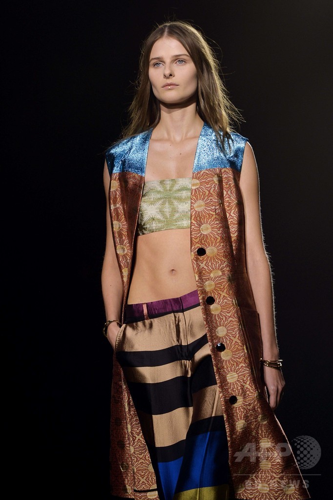 緑に映える多彩なテキスタイル、「ドリス ヴァン ノッテン」15年春夏