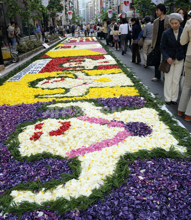 銀座の通りを花びらで埋め尽くす「フラワーカーペット2008」開催