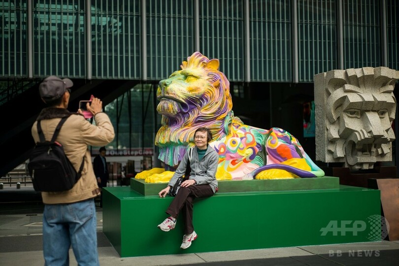香港金融街に虹色の獅子像、LGBTアートに保守派猛反発