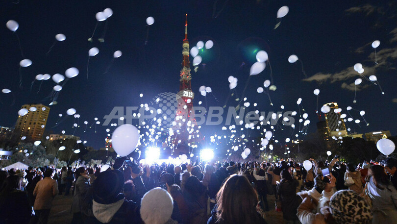東京タワーでも新年のお祝い、願いを込めて1000個の風船を空へ