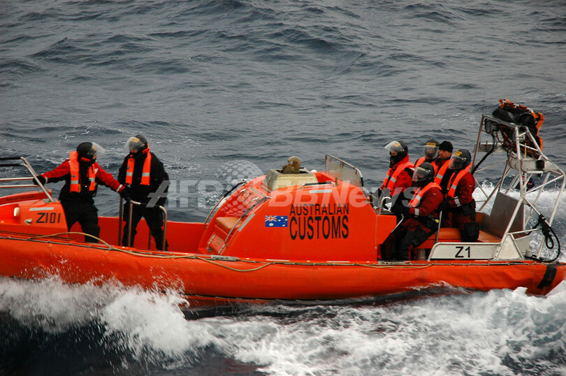 反捕鯨団体シー・シェパード、「悪臭弾」で捕鯨船を攻撃