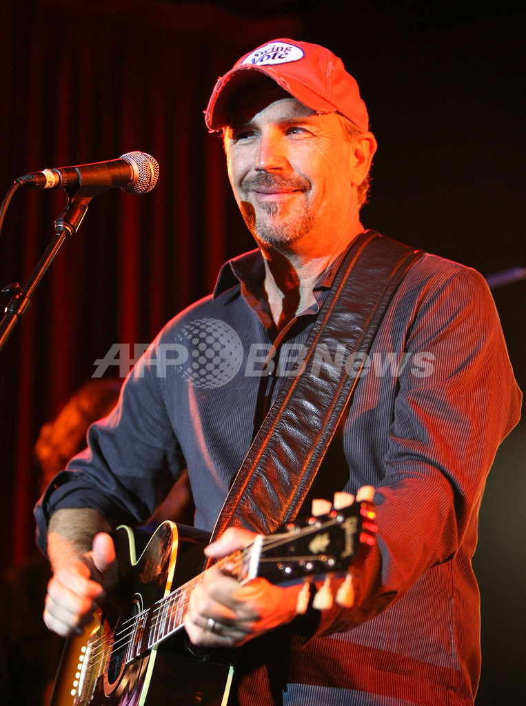 映画『Swing Vote』上映会アフターパーティー、ケビン・コスナーがパフォーマンス