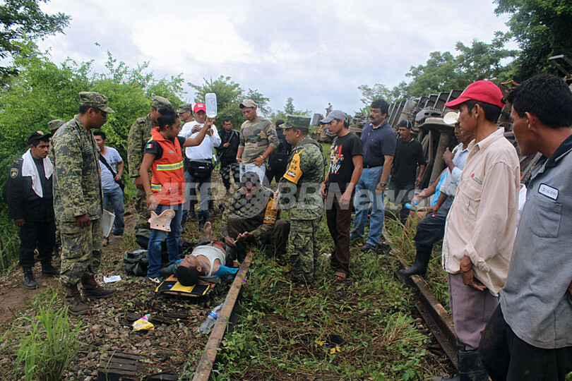 米国に向かう移民が乗った貨物列車が脱線、6人死亡 メキシコ