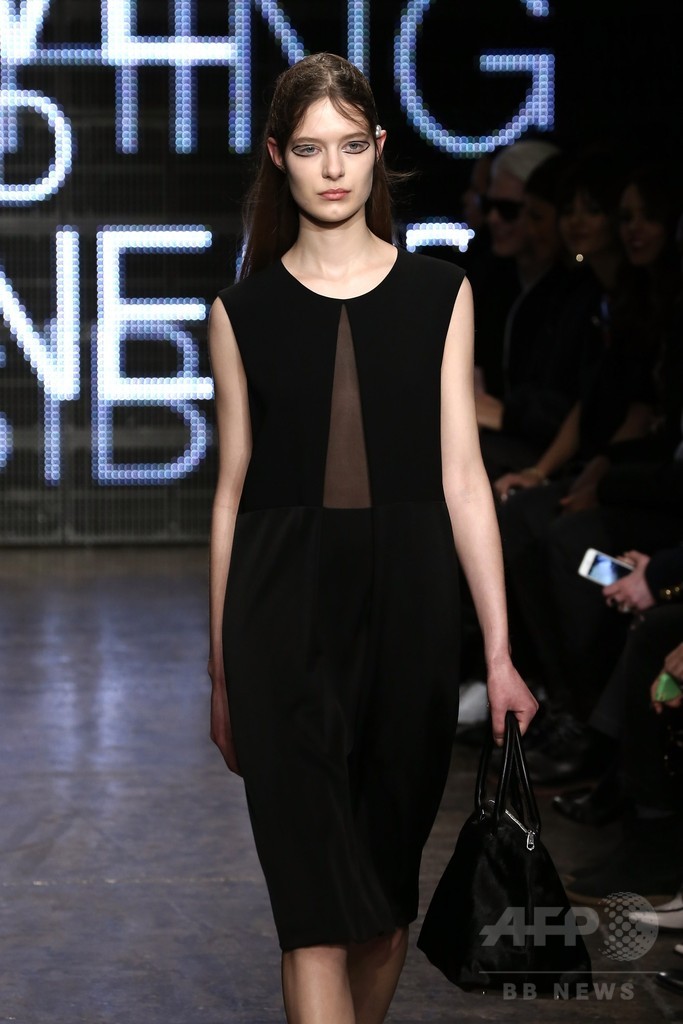 NYを照らすライトやネオンをカラーパレットに、「DKNY」15/16年秋冬