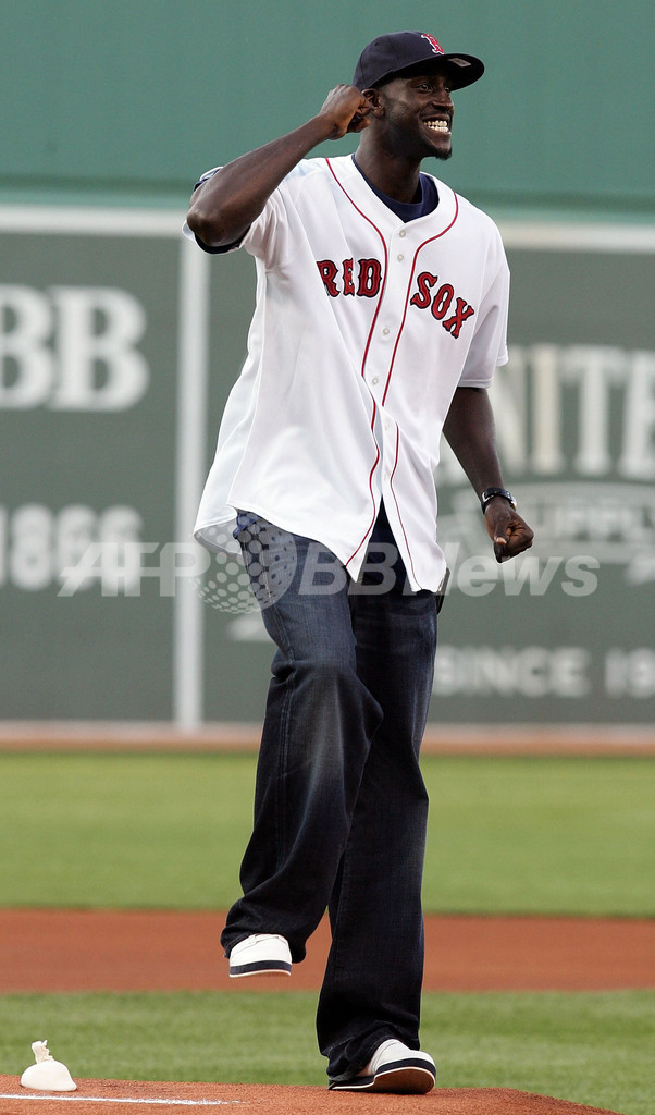 レッドソックスvsオリオールズ戦の始球式にガーネットが登場