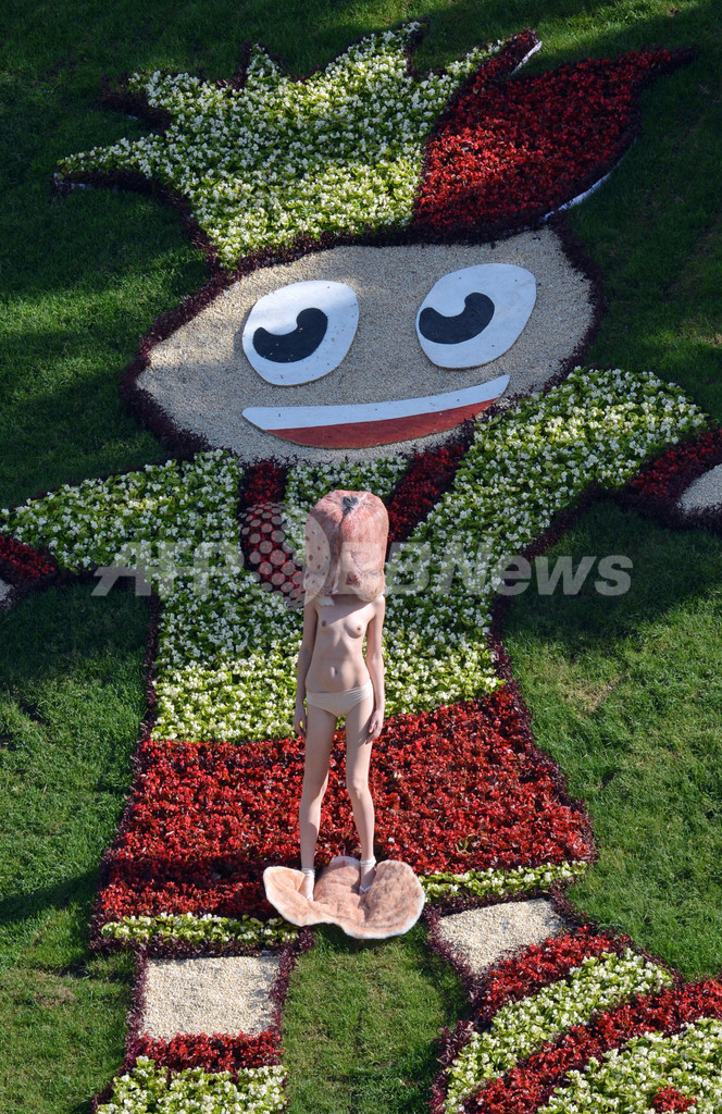 FEMEN、トップレスでサッカー欧州選手権開催に抗議