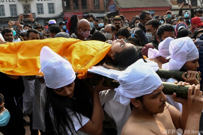 17歳少女レイプ殺害、ネパール首都で葬列模した抗議デモ