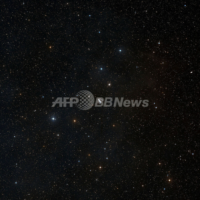 南天に輝くアシンメトリーな銀河、とびうお座のNGC2442