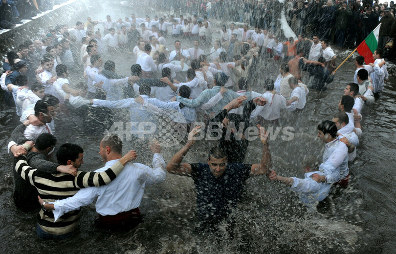 御公現の祝日、凍てつく川で伝統舞踊を踊る男たち ブルガリア
