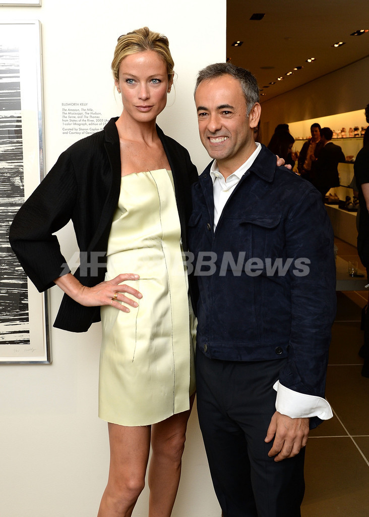 NY「カルバン・クライン」でパーティ、ユマ・サーマンは母娘で出席