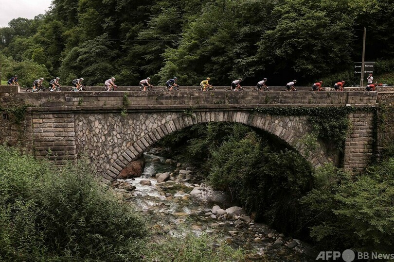 ポガチャルがツール第6S優勝 ヴィンゲゴーとの一騎打ち制す