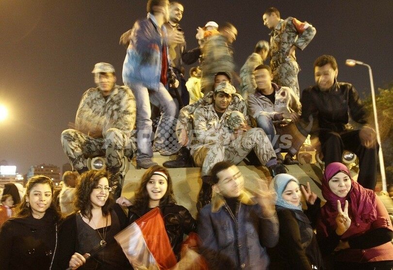 ムバラク体制崩壊、広がる歓喜の渦