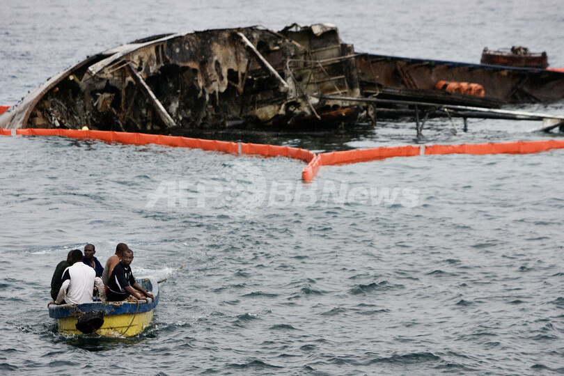 コモロで貨物船沈没、燃料流出