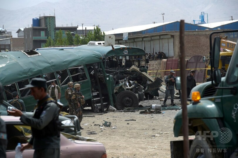 アフガンで警察バスに自爆攻撃、30人死亡 タリバンが犯行声明