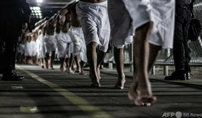 ギャング2000人、「米州最大」刑務所に移送 エルサルバドル