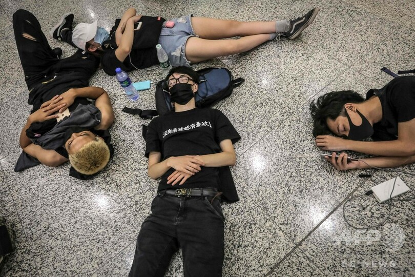 香港空港、発着便の運航再開 民主派は13日もデモの構え