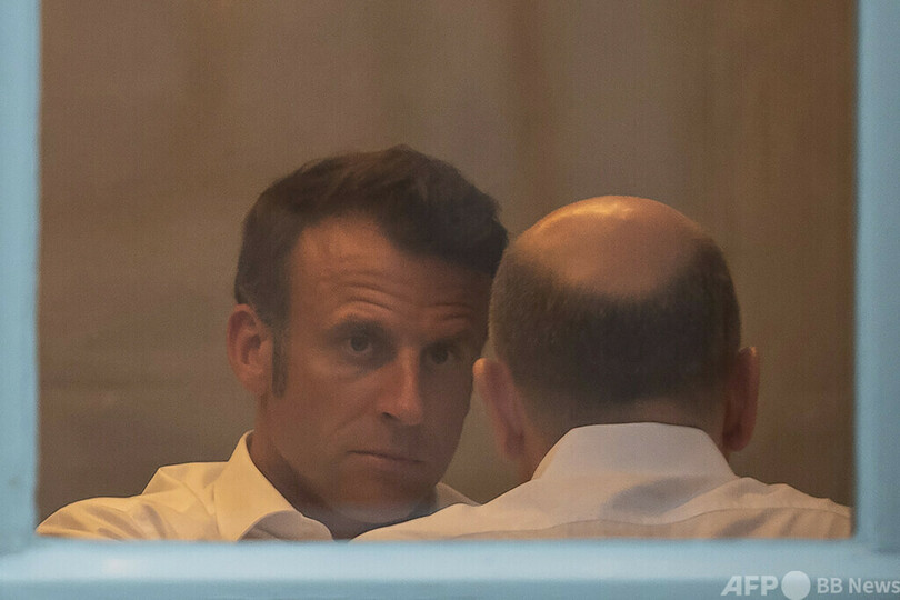 【今日の1枚】郊外のレストラン、窓越しに会食するのは ドイツ