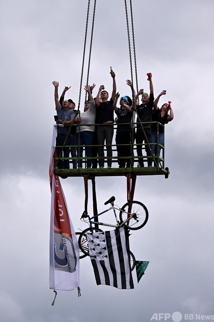 【今日の1枚】選手より目立ってる？ 特等席でツール観戦