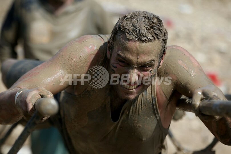 泥にまみれて激走！障害物競走 フランス