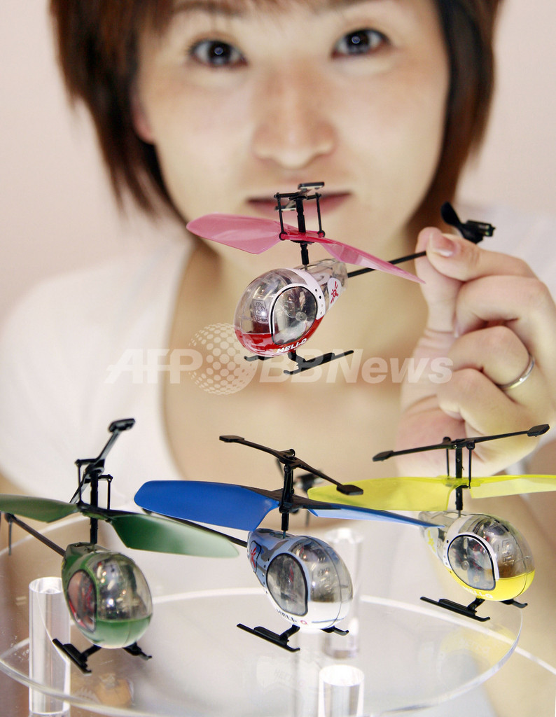 タカラトミー、世界最小の無線操縦ヘリコプター発売