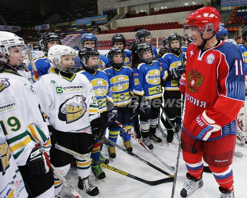 プーチン露首相、アイスホッケーの腕前披露