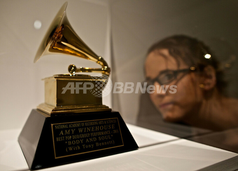 故エイミー・ワインハウスが着用したドレスや幼少期の写真などを展示、9月15日まで開催