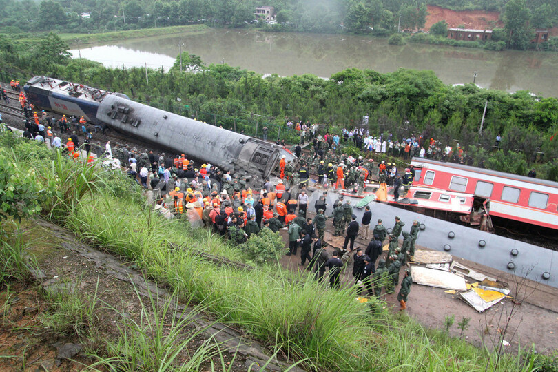 列車脱線で19人死亡、中国江西省
