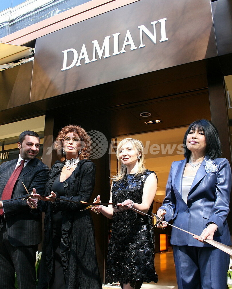 ダミアーニ銀座旗艦店が移転オープン、ソフィア・ローレンも祝福