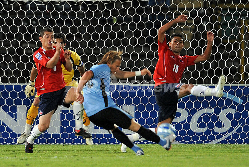 チリ ホームでウルグアイと分ける、W杯予選