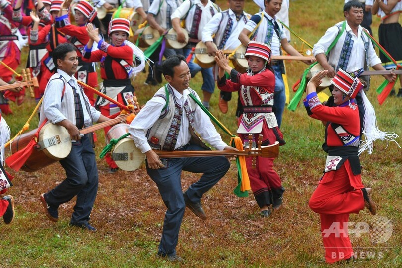 雨の中でも熱狂 少数民族のトーチ祭、雲南で