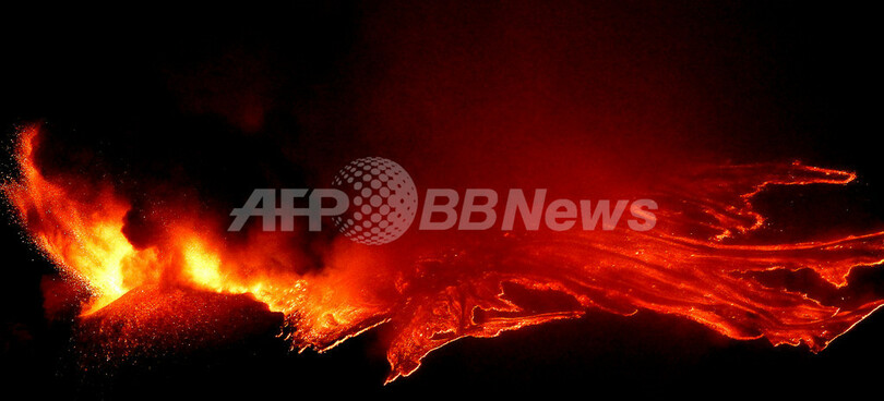 溶岩を吹き出すエトナ火山、シチリア島