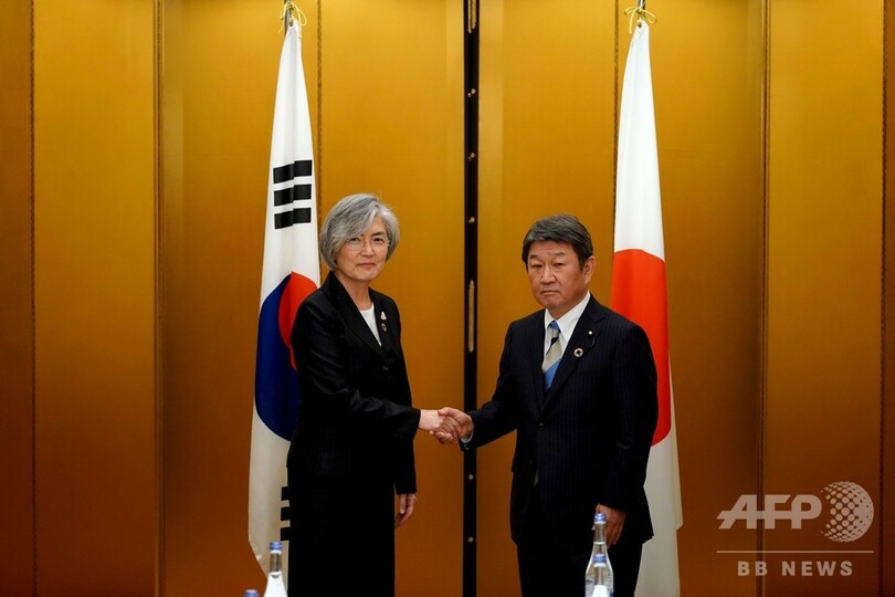 名古屋で日韓外相会談、両国外相が握手を交わす