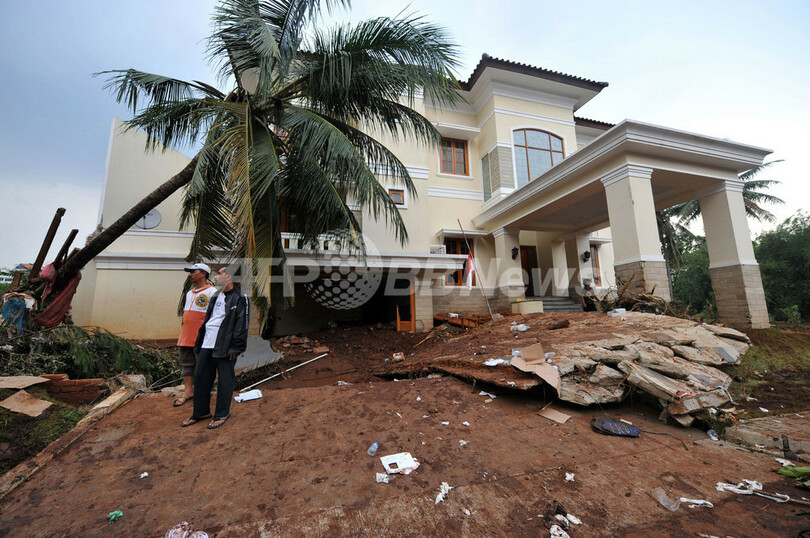 ジャカルタ近郊のダム決壊、死者は58人に