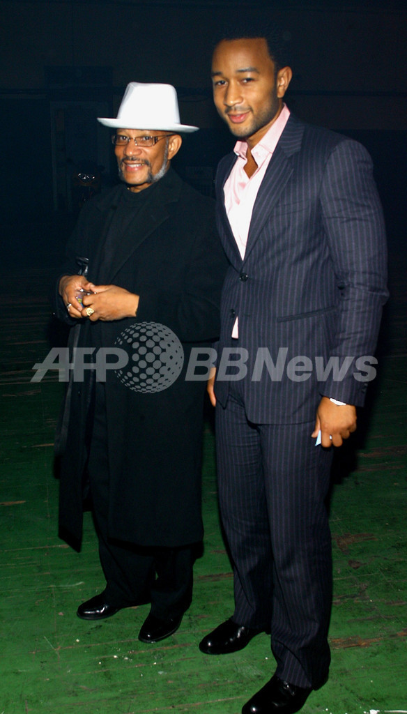 アーロン・ヤング「Greeting Card」展にトム・フォードら登場